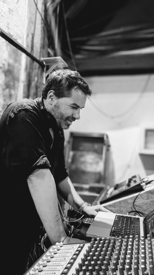 Jan aux platines pendant une milonga