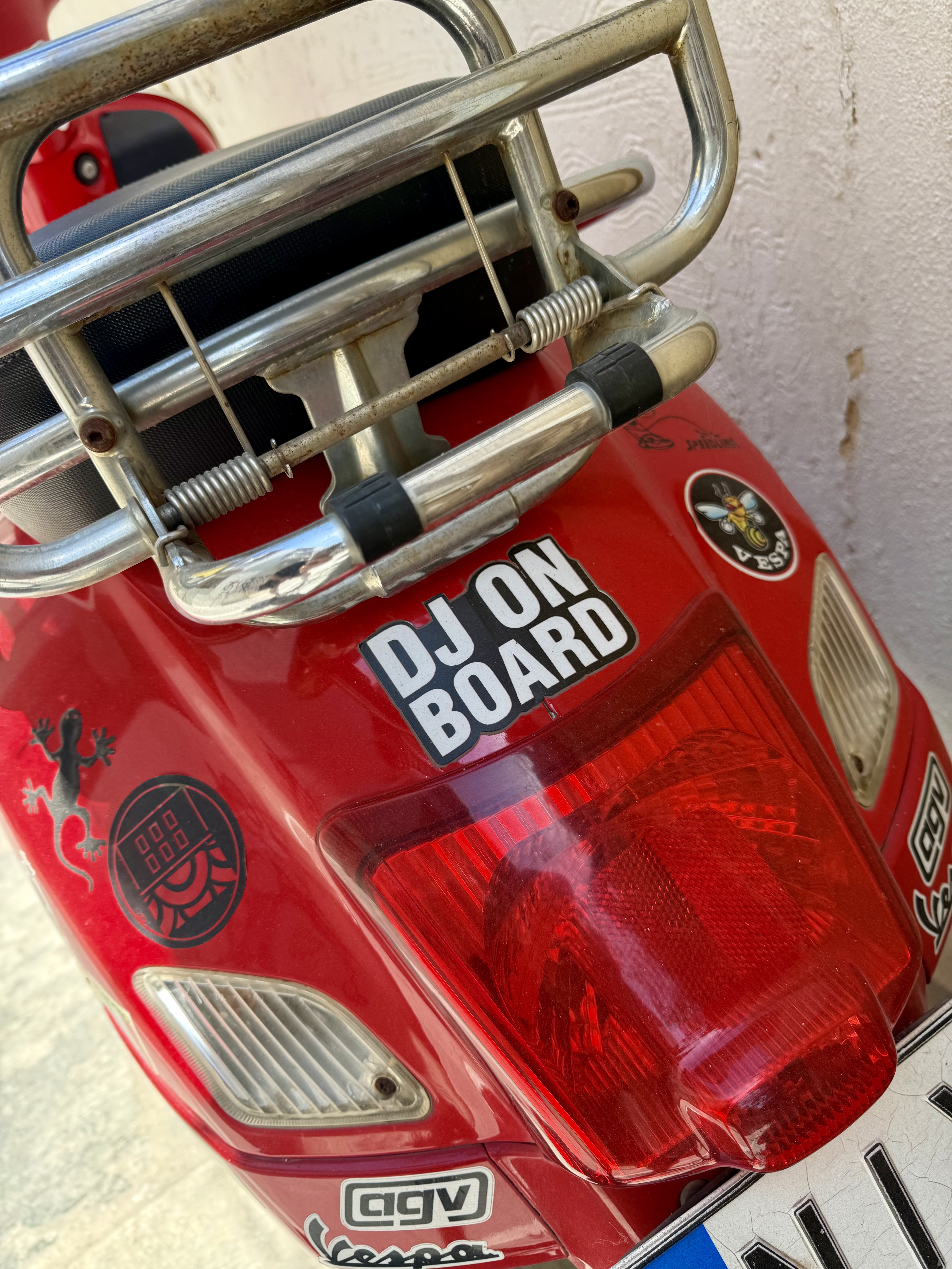 JanTango en DJ sur un scooter